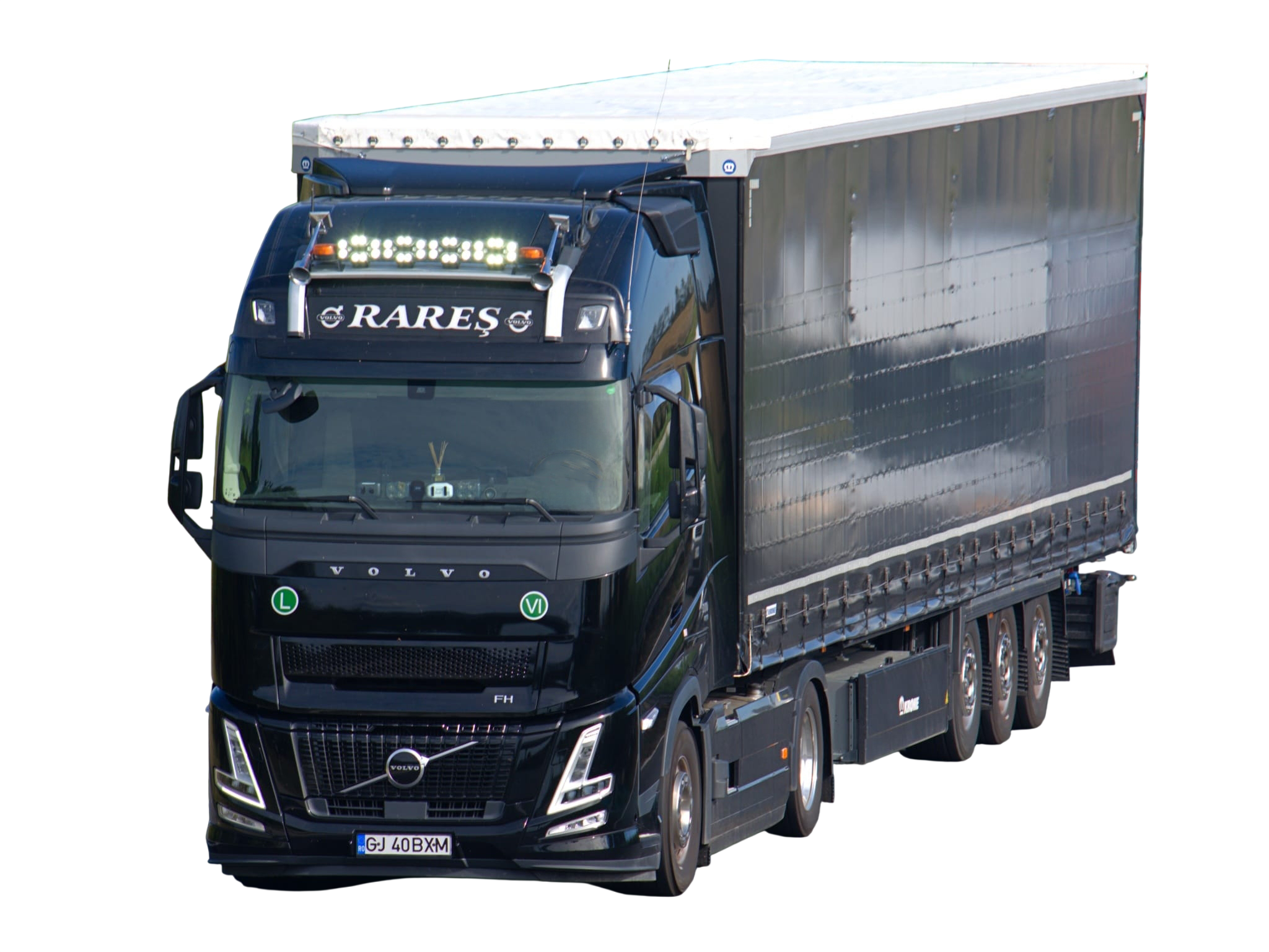 Camion Volvo negru modern si semi-remorca cu prelata ce fac parte din flota de transport international